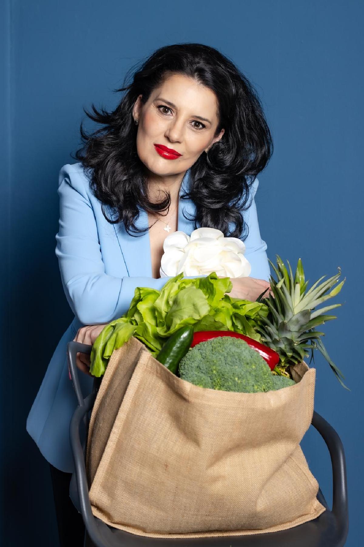 Liliana Enache este dietetician-nutriționist, membră a Colegiului Dieteticienilor din România, absolventă a Facultății de Nutriție și Dietetică din cadrul Universității de Medicină și Farmacie „Grigore T. Popa” din Iași și a programului de master „Nutriție și Siguranță Alimentară” din cadrul Universității de Medicină și Farmacie „Carol Davila” din București. Activează în cadrul Institutului Național de Endocrinologie „C.I. Parhon”, Memorial City Gate și Nutrimedical Center. Este autor al unor articole de specialitate dedicate nutriţiei şi educaţiei pentru un stil de viaţă sănătos, publicate în revista Longevity Magazine şi pe platforma Caloria.ro. Participă constant la cursuri și conferințe de specialitate, urmărind actualizarea continuă a cunoștințelor și promovarea unei educații nutriționale bazate pe dovezi științifice.